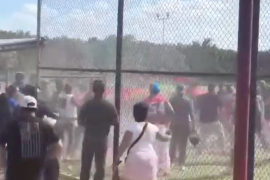 Jugadores de los equipos Rieleros de Nava y Campesinos de Morelos en plena confrontación durante el partido de la liga Tito Guerra.