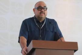 Dacuerdo con el expediente 254/2026, el exfuncionario enfrenta cargos graves relacionados con el ejercicio ilícito del servicio público y la falsificación de documentos oficiales.