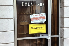 El bar Excalibur fue clausurado por irregularidades en materia de Protección Civil, Desarrollo Urbano y funcionamiento.