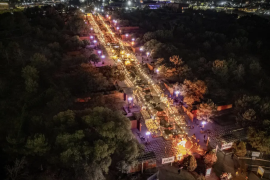 Vista aérea de la ofrenda monumental que se instala cada año en las escalinatas del Parque Las Maravillas.