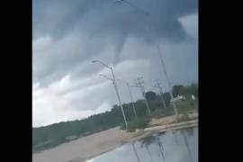 Una nube embudo se formó sobre Piedras Negras, Coahuila, en días pasados.