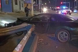 El vehículo Mitsubishi Eclipse quedó con severos daños en la parte frontal tras impactarse contra el muro de contención.