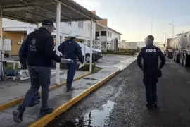 El cateo realizado en San José Iturbide derivó en el aseguramiento de 59 millones de litros de presunto hidrocarburo, además de tanques, unidades de carga y documentación.
