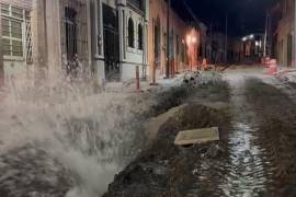 Una fuga de agua en la calle Victoriano Cepeda agravó la situación para los residentes, quienes ya sufrían el desabasto por las obras.