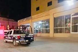 Elementos de seguridad acudieron al hotel de Torreón durante la madrugada del domingo tras reportarse la muerte del militar.