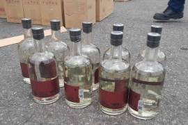 Más de 5.4 toneladas de metanfetamina ocultas en botellas de mezcal artesanal que iban a ser enviadas a Australia, desde el puerto de Manzanillo, Colima, fueron aseguradas