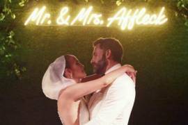 Al fondo de la foto se lee “Señor y señora Affleck” en letras luminosas.
