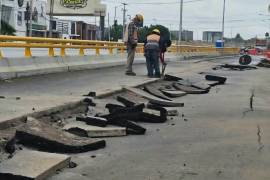 Trabajadores realizan excavaciones en el bulevar Independencia para determinar el origen de los hundimientos.