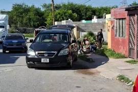 Vecinos solicitaron apoyo de emergencia luego de que el vendedor de tacos de olla se desplomara en la vía pública.
