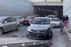 El Nissan Versa terminó con daños tras impactarse contra los muros del paso a desnivel.
