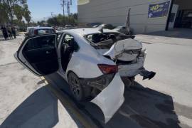 Uno de los automóviles presentó severos daños tras la carambola resultando en pérdida total.