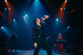 (L to R) Hugh Jackman as Mike Sardina and Kate Hudson as Claire Stengl in director Craig Brewer's SONG SUNG BLUE, a Focus Features release. Credit: Courtesy of Focus Features © 2025 All Rights Reserved.