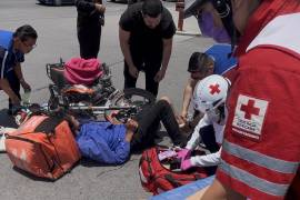 Testigos del percance solicitaron apoyo al sistema de emergencias 911 al observar al motociclista tendido sobre el pavimento con fuertes dolores en una de sus piernas.