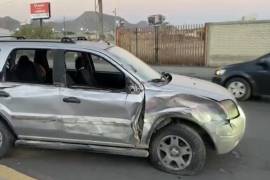 La camioneta quedó atravesada en los carriles con dirección al periférico después del choque.