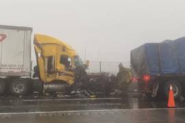 La cabina del tráiler impactado quedó destruida tras la colisión registrada durante la madrugada.