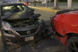 El choque entre un Nissan Versa y un Dodge Challenger provocó severo congestionamiento en bulevar Carranza.