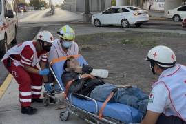 Paramédicos de la Cruz Roja atendieron al motociclista por una probable fractura en el brazo izquierdo y golpes en el rostro.