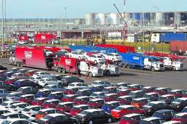 Canadá importó más vehículos que Estados Unidos en junio, un cambio histórico impulsado por los aranceles de la administración Trump.