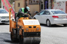 Una aplanadora trabaja en el recarpeteo de una vialidad de Saltillo como parte de la estrategia de rehabilitación vial.