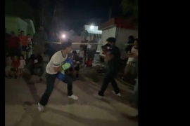 Los combates se realizaron con guantes de box como única protección, mientras el público, conformado por familias del sector, observaba los enfrentamientos en un ambiente improvisado.