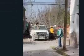 Elementos de emergencia y autoridades municipales acudieron al lugar para atender a los trabajadores afectados y trasladarlos a un hospital en Monclova.