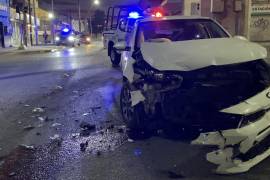 El vehículo Kia Río presentó daños en la parte frontal tras el impacto.