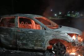 Durante el ataque, civiles armados también incendiaron un automóvil al norte de Michoacán.