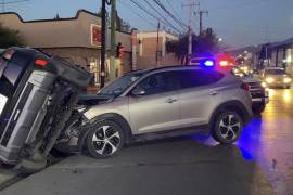 Agentes de Tránsito Municipal abanderaron la zona mientras se retiraban los vehículos involucrados.