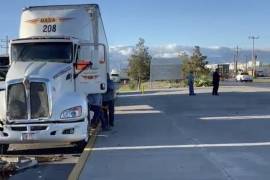 El percance se registró alrededor de las 06:30 horas en el entronque con la carretera Saltillo-Monterrey, donde ambas unidades resultaron con daños materiales, aunque afortunadamente ninguna persona requirió atención médica.