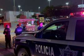 Policías municipales dialogaron con la mujer para evitar que se lanzara desde el puente peatonal.