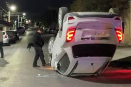 La conductora sufrió golpes leves y una crisis nerviosa tras la volcadura.