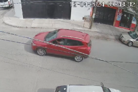 Las imágenes de seguridad proporcionadas por vecinos muestran al presunto acosador en su vehículo, una camioneta guinda Chevrolet.
