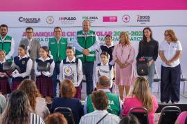 El alcalde Tomás Gutiérrez Merino encabezó la entrega de apoyos en la Escuela Primaria Luis Donaldo Colosio.