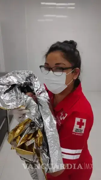 $!La madre y su bebé fueron estabilizadas en el lugar antes de ser trasladadas al IMSS.