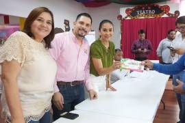 Autoridades estatales y municipales entregaron 45 becas para apoyar la atención y rehabilitación de personas con discapacidad en Ramos Arizpe.