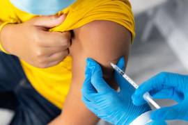 Autoridades de salud informan que es pueden aplicar simultáneamente la vacuna contra influenza y COVID-19.