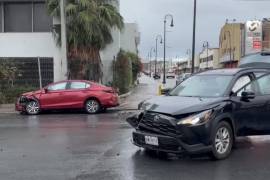 El conductor de una camioneta Toyota Corolla Cross reconoció que no advirtió la luz roja del semáforo, situación que derivó en el choque contra un automóvil que circulaba con preferencia de paso.
