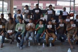Los 22 migrantes fueron presentados por la Patrulla Fronteriza tras ser localizados ocultos debajo del piso de un remolque.