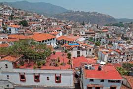 Por Taxco es muy difícil hallar paredes llenas de fichas y fotografías de personas desaparecidas como sucede en Acapulco, Chilpancingo, Iguala, Zihuatanejo.