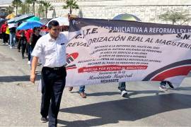 Maestros de la Sección 35 del SNTE recorrieron calles de Torreón y Gómez Palacio como parte de las movilizaciones del Día del Trabajo, exigiendo mejoras laborales y justicia sindical.