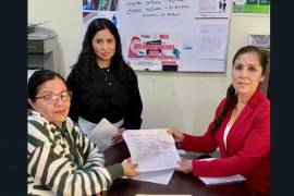 Estudiantes reciben asesoría en el DIF Municipal para el programa de preparatoria a distancia.