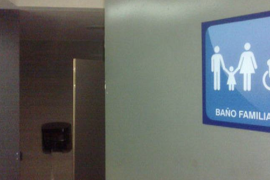 Centros comerciales, restaurantes, parques y salones de eventos estarán obligados a instalar al menos un sanitario familiar/accesible.