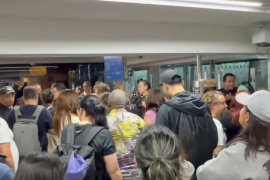 Pasajeros enojados por cancelación de vuelo en el AICM