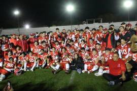 El Ateneo Rojo celebró el campeonato del Grupo A luego de vencer 42-29 a los Dragones de la Universidad Carolina.