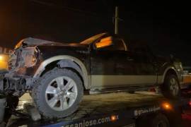 La camioneta Ford F-150 terminó detenida frente a la fachada dañada del negocio tras el intento de fuga.