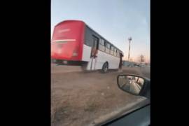 La unidad de transporte público de Saltillo fue captada mientras realizaba una peligrosa maniobra para evadir el tráfico, poniendo en riesgo la seguridad vial.