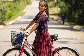 El Banco Internacional de Alimentos (BIA), también apoya con bicicletas a estudiantes de áreas rurales, para que puedan trasladarse a sus escuelas.