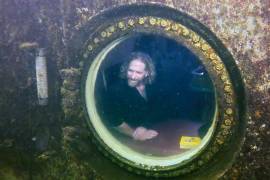 El explorador de buceo Joseph Dituri observa desde la ventanilla del albergue submarino Jules' Undersea Lodge, ubicada en el fondo de una laguna de 9 metros de profundidad en Cayo Largo, Florida.