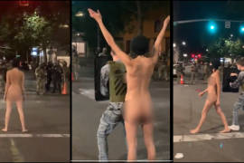 Se vuelve viral manifestante apodada 'Naked Athena' en Portland