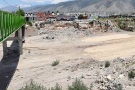 El puente es construido entre las calles Delicias y Perrito Llanero; beneficiará a más de mil 250 vecinos.